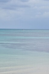 沖縄県宮古島　水平線　小船　ボート