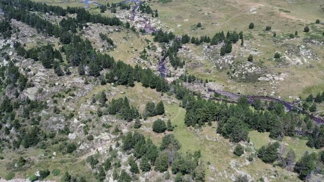 survol d'un lac de montagne et des forets dans les Pyr&eacute;n&eacute;es-Orientales, sud de la France, parc naturel des Bouillouses