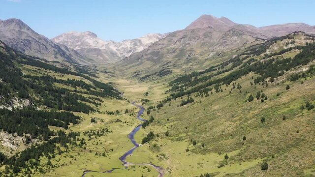 survol d'un lac de montagne et des forets dans les Pyr&eacute;n&eacute;es-Orientales, sud de la France, parc naturel des Bouillouses