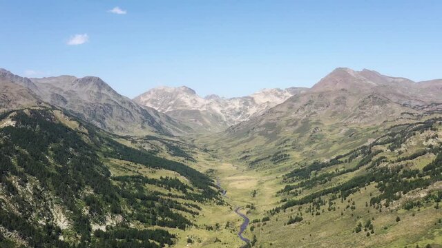 survol d'un lac de montagne et des forets dans les Pyr&eacute;n&eacute;es-Orientales, sud de la France, parc naturel des Bouillouses