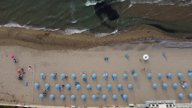 mare spiaggia ombrelloni 