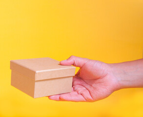 hand holding a gift box