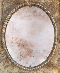 Portarretratos oval vintage dorado grunge, con fondo con textura y detalles florales antiguos