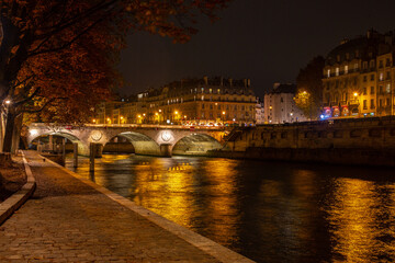 Fototapeta na wymiar Saint Michel Notre Dame à noite