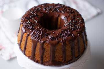 Bolo coberto com chocolate e granulado de brigadeiro