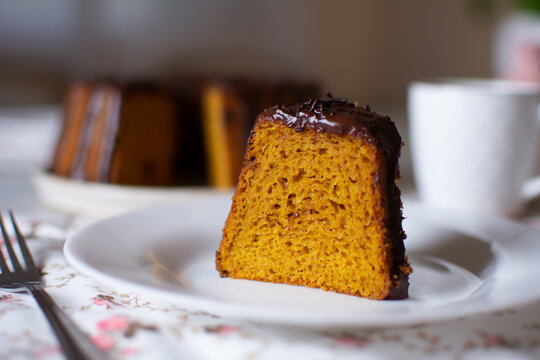 Bolo de cenoura - Uma deliciosa fatia de bolo coberto de chocolate e brigadeiro granulado