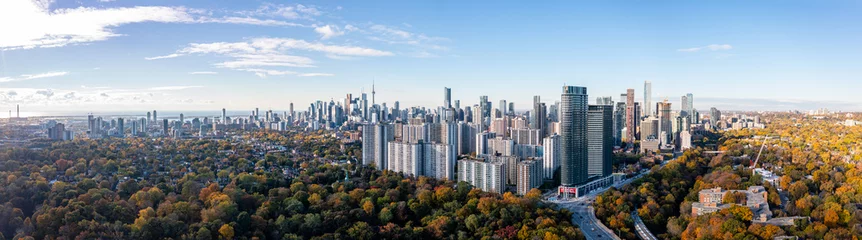 Photo sur Plexiglas Canada Drone Panorama of Toronto skyline  with fall leaafs surrounding the cityscape