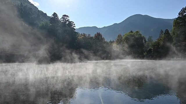 大分県　湯布院　金鱗湖　朝霧