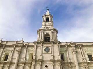 Obraz premium [Peru] scenery of Cathedral and beautiful blue sky (Arequipa)