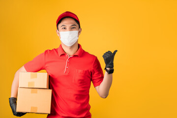 Fototapeta na wymiar Delivery man over isolated yellow background pointing to the side to present a product