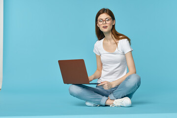 Naklejka premium woman sitting on the floor with laptop student education online