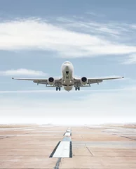 Zelfklevend Fotobehang Witte passagiersvliegtuig opstijgen vanaf de landingsbaan van de luchthaven © Dushlik