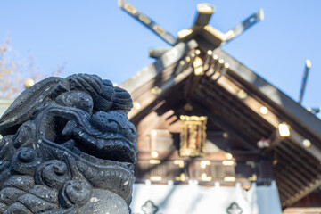 狛犬のアップと神社