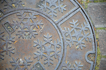 雪の結晶模様のマンホール