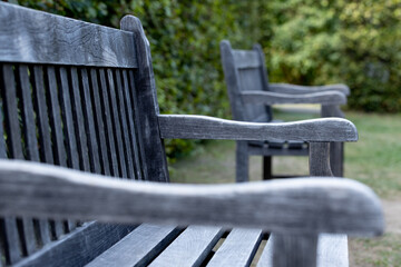 公園の木製ベンチ
