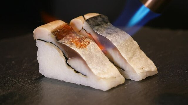しめ鯖を炙る動画。お酢で〆た鯖を使った押し寿司。