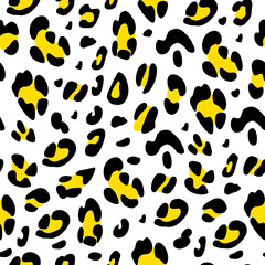 Fototapeta premium Leopard hand-drawn seamless pattern. Yellow, black and white background. Animalistic print. Vector