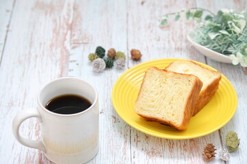 	デニッシュ食パンとブラックコーヒー｜朝食イメージ