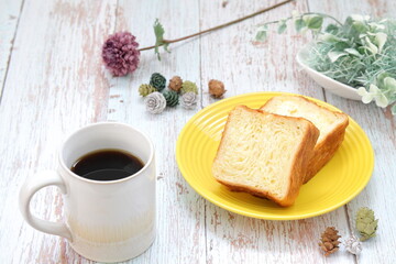 デニッシュ食パンとコーヒー｜朝食イメージ