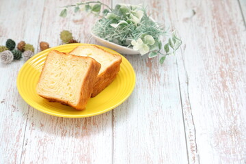 黄色のお皿に乗せたデニッシュ食パン｜右スペース