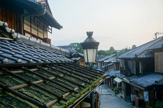 京都 有名観光地の清水寺へ続く産寧坂のまだ観光客のいない早朝