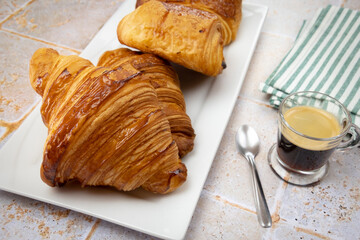 café et viennoiserie sur une table