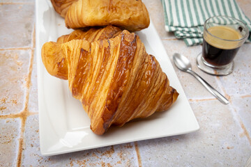 café et viennoiserie sur une table