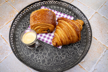 café et viennoiserie sur une table