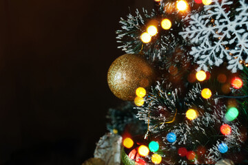 Obraz na płótnie Canvas Christmas ball hanging on christmas tree. Bokeh.