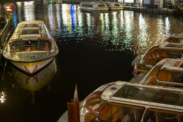 Fototapeta na wymiar Boote in Amsterdam, Niederlande
