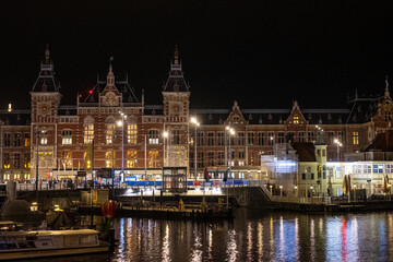 Fototapeta na wymiar Gracht vor dem Hauptbahnhof in Amsterdam, Nierderlande