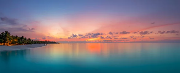 Foto auf Acrylglas Tropischer Paradiesstrand des schönen panoramischen Sonnenuntergangs. Ruhige Sommerferien oder Ferienlandschaft. Tropischer Sonnenuntergang Strand Palme ruhiges Meer Panorama exotische Natur anzeigen inspirierende Seelandschaft landschaftlich © icemanphotos