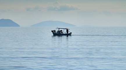 Blaue Stunde, Fischerboot, Saronischer Golf, Peloponnes, Griechenland.