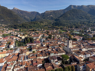 Fototapeta na wymiar Vista aerea del centro storico di Camaiore, con le Alpi Apuane meridionali sullo sfondo