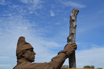 Kunst im Pfahlbautenmuseum Unteruhldingen am Bodensee - hölzerne Statue - Darstellung eines...