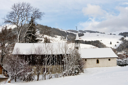 Petite chapelle dans un village de montagne en hiver