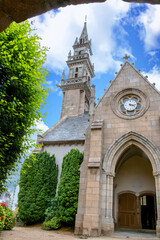Carantec. Entrée de l'église Saint-Carantec. Finistère. Bretagne	