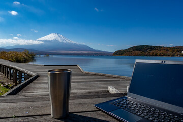 富士山の見える湖畔でのテレワーク（ワーケーション）　イメージ　remote working at the foot of mount Fuj