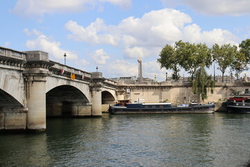 Fototapeta na wymiar Péniche sur la Seine à Paris