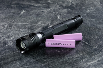 Eine moderne LED Taschenlampe aus Aluminium und zwei aufladbare Lithium-Ionen Batterie / Akku des...