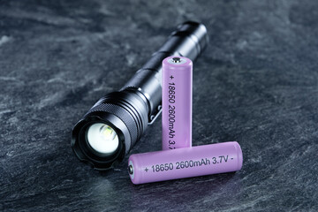 Eine schwarze Taschenlampe und 2 Aufladbare Lithium-Ionen Batterie / Akku des Formfaktors 18650 / Typ / Standard (18mm × 65mm)