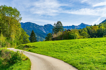 Schmale Straße mit Hütte über eine Alm in der Nähe von Nenzing in Vorarlberg - Österreich