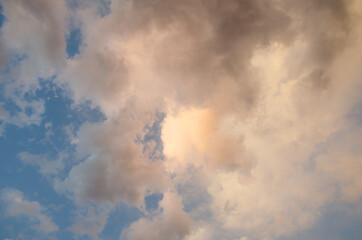 Fototapeta na wymiar dramatic clouds. very beautiful clouds. fantastic view of yellow-brown clouds.