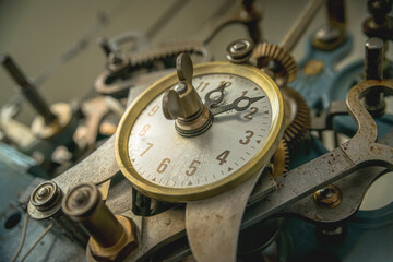 Antiguo reloj mostrando su mecanismo.