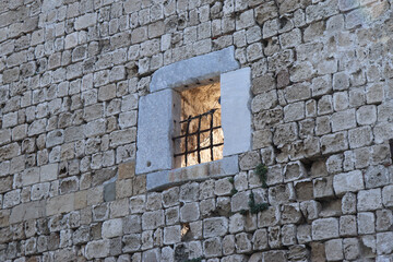 Fototapeta na wymiar okno z kratami w murze
