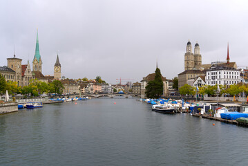 Obraz premium Old town of Zürich with river Limmat on a grey cloudy autumn day. Photo taken October 9th, 2021, Zurich, Switzerland.