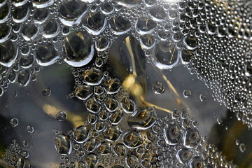 Muster aus Wassertropfen auf einer Glaskugel