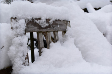 verschneiter Sessel im Winter, Tiefschnee auf Holzstuhl