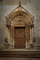 Fototapeta na wymiar Portal der Kathedrale Santa Maria Assunta in Almatura, Apulien, Italien