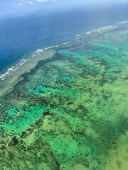 石垣島上空から見下ろす、エメラルドグリーンの海岸
